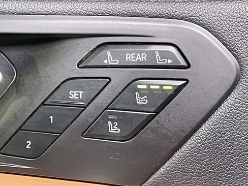 Used 2022 BMW X7 xDrive40i w/ M Sport Package AWD/4WD image 38