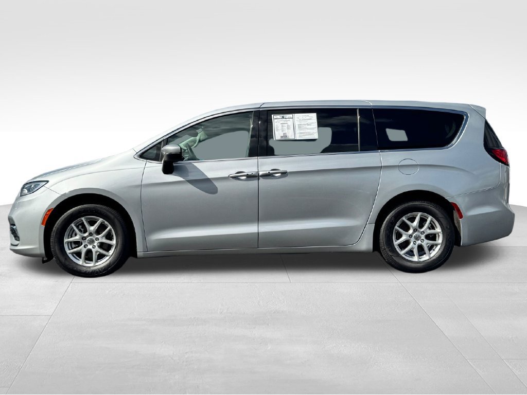 Used 2023 Chrysler Pacifica Touring-L FWD image 4