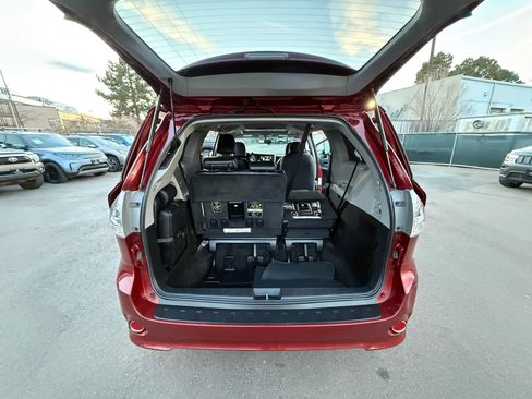 Used 2015 Toyota Sienna SE Premium image 22