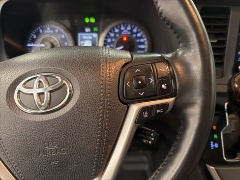 Used 2020 Toyota Sienna Limited image 26
