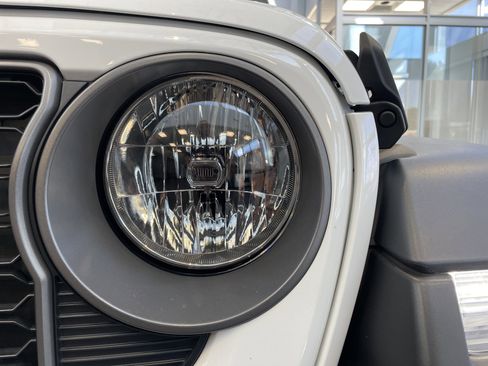 Used 2025 Jeep Wrangler Sport S image 5