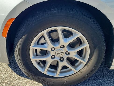 Used 2023 Chrysler Pacifica Touring-L image 12