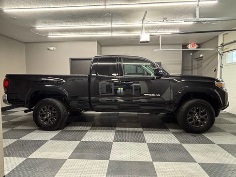 Used 2020 Toyota Tacoma SR5 AWD/4WD image 6