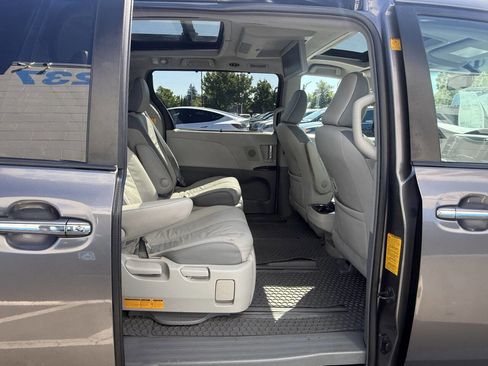 Used 2012 Toyota Sienna Limited w/ Premium Pkg FWD image 17