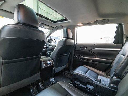 Used 2019 Toyota Highlander XLE AWD/4WD image 14