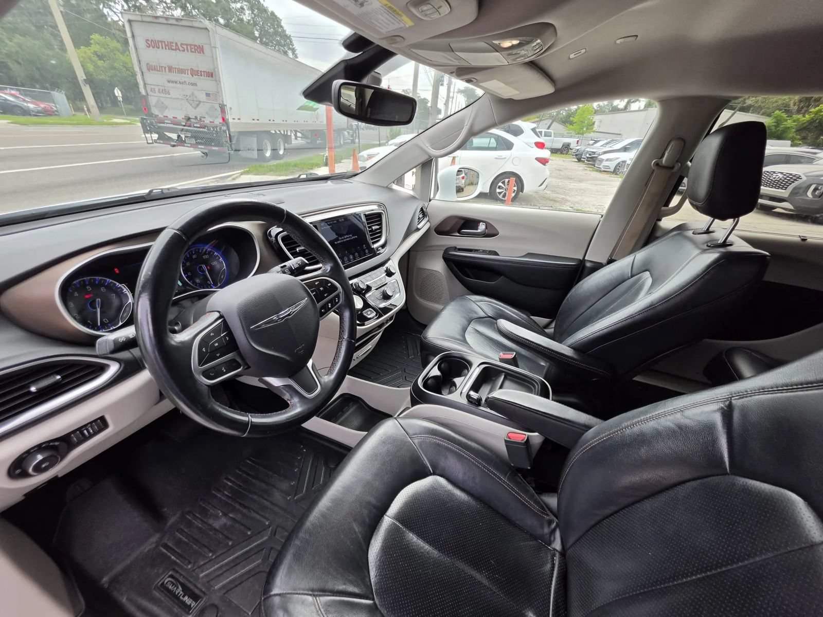 Used 2018 Chrysler Pacifica Touring-L w/ Advanced Safetytec Group FWD image 8