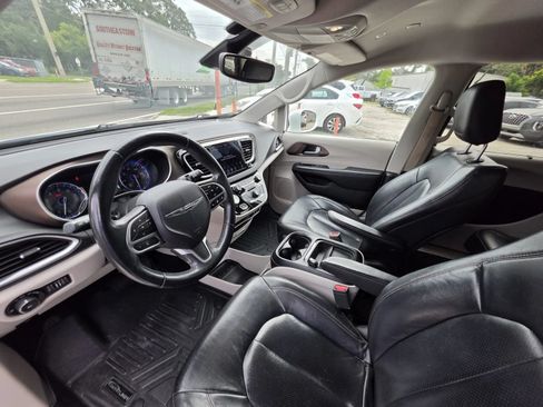 Used 2018 Chrysler Pacifica Touring-L w/ Advanced Safetytec Group FWD image 8