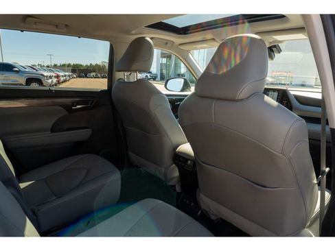 Used 2020 Toyota Highlander Limited image 17