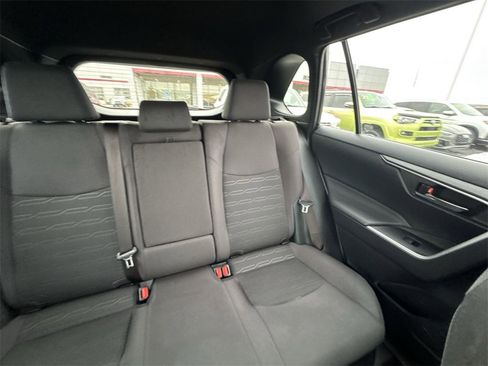Used 2022 Toyota RAV4 SE image 14