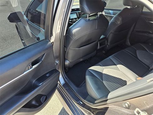 Used 2020 Toyota Camry SE image 9