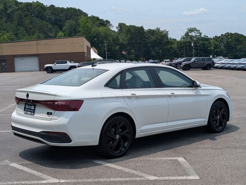 Used 2025 Volkswagen Jetta SE w/ Sunroof Package FWD image 9