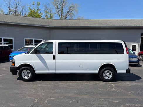 Used 2019 Chevrolet Express 3500 LS RWD image 2