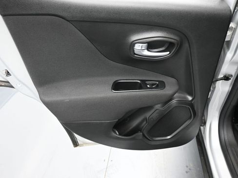 Used 2020 Jeep Renegade Latitude w/ Cold Weather Group image 12