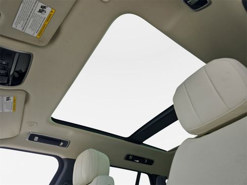 Certified 2025 Land Rover Range Rover SE image 31