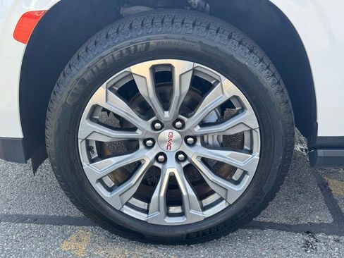 Used 2022 GMC Yukon Denali w/ Denali Premium Package image 10