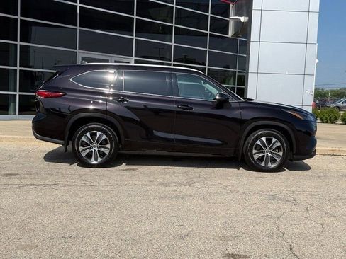 Used 2022 Toyota Highlander XLE AWD/4WD image 2