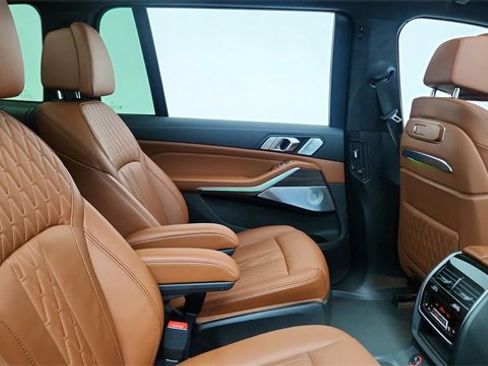 Used 2024 BMW X7 xDrive40i w/ Executive Package image 25