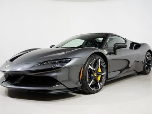 Used 2022 Ferrari SF90 Spider image 33