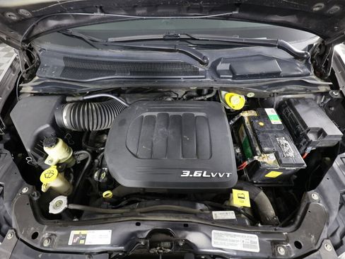 Used 2014 Chrysler Town & Country Touring-L image 38