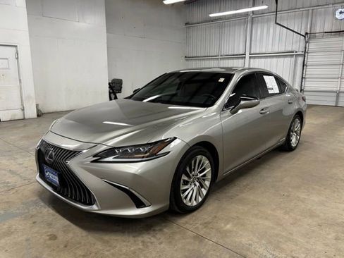 Used 2021 Lexus ES 300h Ultra Luxury w/ Accessory Package 2 FWD image 3