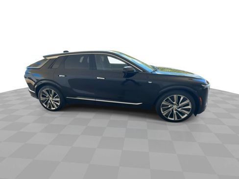 Used 2025 Cadillac Lyriq Luxury w/ LPO, Floor Liner Package AWD/4WD image 9