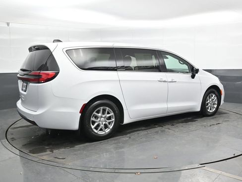 New 2026 Chrysler Pacifica Select FWD image 2