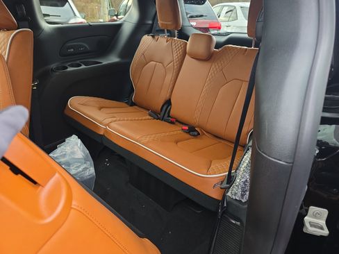 New 2026 Chrysler Pacifica Pinnacle image 17