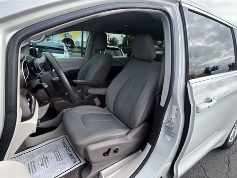 Used 2017 Chrysler Pacifica Touring image 6