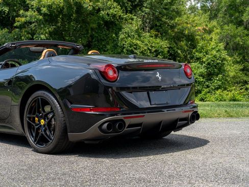 Used 2018 Ferrari California T RWD image 21