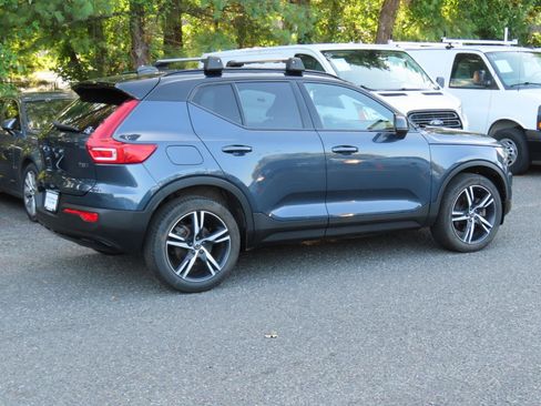 Used 2022 Volvo XC40 T5 R-Design w/ Climate Package AWD/4WD image 6