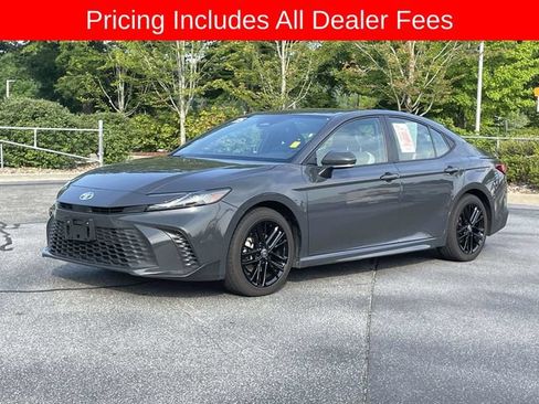 Used 2025 Toyota Camry SE FWD image 1
