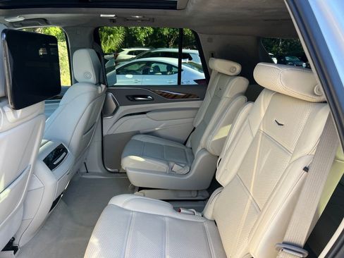 Used 2022 Cadillac Escalade Premium Luxury Platinum w/ Heavy-Duty Trailer Package AWD/4WD image 12