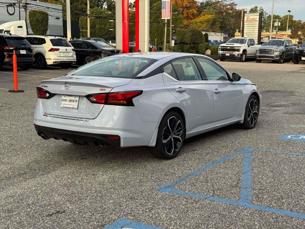 Used 2023 Nissan Altima 2.5 SR FWD image 10