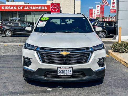 Used 2023 Chevrolet Traverse LT w/ LT Premium Package FWD image 3