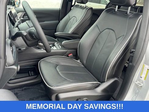 Used 2026 Chrysler Pacifica Limited FWD image 16