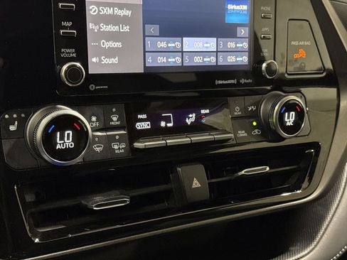 Used 2020 Toyota Highlander XLE AWD/4WD image 16
