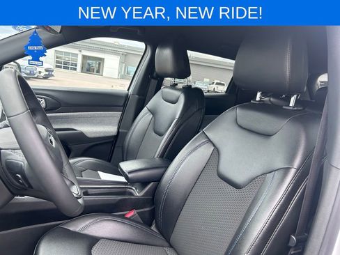 Used 2024 Jeep Compass Latitude image 11