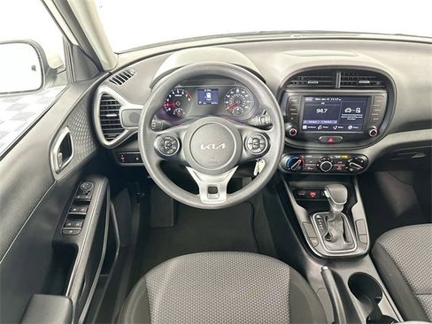 Used 2022 Kia Soul LX image 10