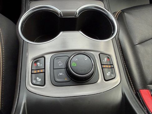 Used 2022 GMC Terrain AT4 image 32