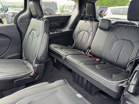 New 2027 Chrysler Pacifica Limited FWD image 33