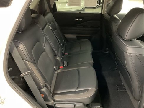 Used 2024 Nissan Pathfinder SL image 19