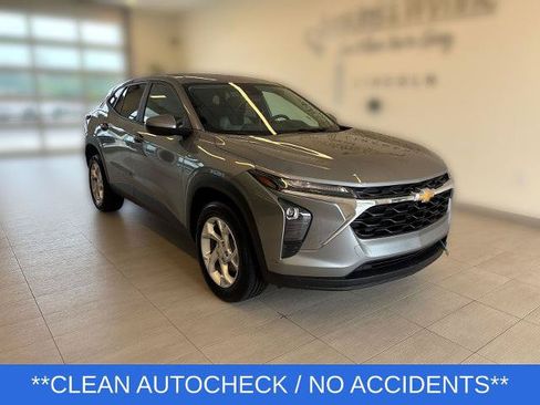 Used 2024 Chevrolet Trax LS w/ LS Convenience Package FWD image 4