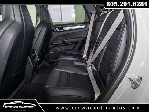 Used 2023 Porsche Cayenne Platinum Edition image 38