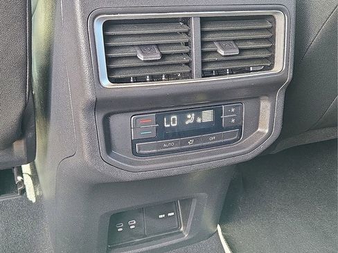 Used 2025 Volkswagen Atlas SE image 17