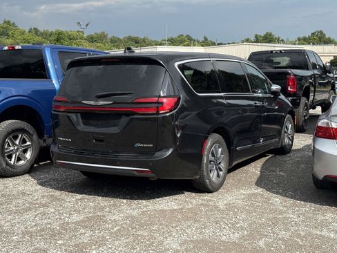 Used 2023 Chrysler Pacifica Limited FWD image 3