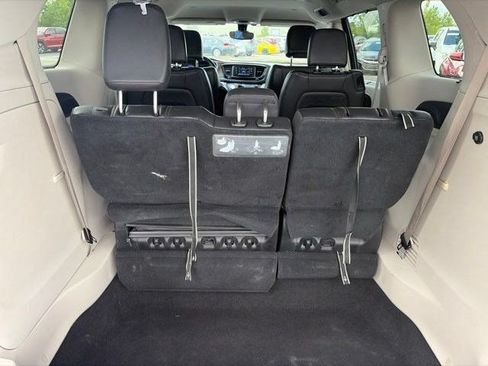 Used 2017 Chrysler Pacifica Touring-L FWD image 34
