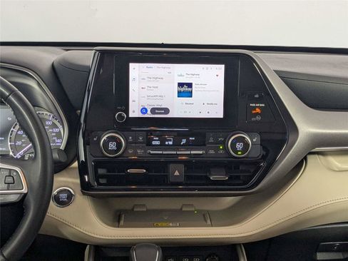Used 2023 Toyota Highlander XLE FWD image 25