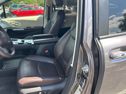Used 2023 Toyota Sienna Platinum AWD/4WD image 17