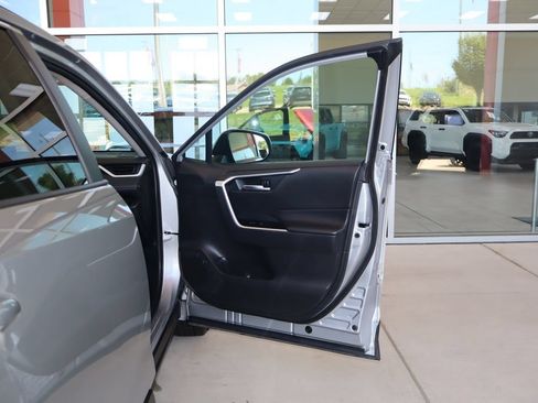 Used 2021 Toyota RAV4 XLE AWD/4WD image 38