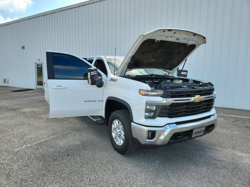Used 2024 Chevrolet Silverado 2500 LT AWD/4WD image 12